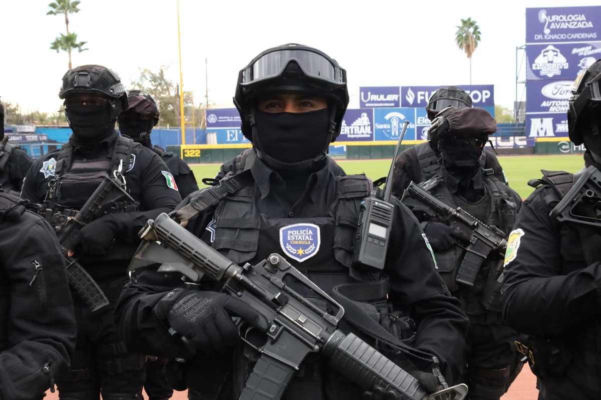 Pase de lista y revista de la Policía Estatal, Agencia de Investigación Criminal (AIC) y de la Policía Municipal de Monclova trabajando en coordinación.
#CoahuilaPaDelante
#APasosDeGigante