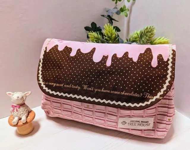 treehouse_2007's tweet image. とけたチョコレートも固まっちゃうくらい寒いです(⁠｡⁠ŏ⁠﹏⁠ŏ⁠)
暖かいお部屋でネットショッピングしに来てくださいませ！
#寒い
#ネットショッピング
おむつポーチ裏地つき☆とろける板チョコ柄☆ピンク TREEHOUSE  #minne 
minne.com/items/40708869