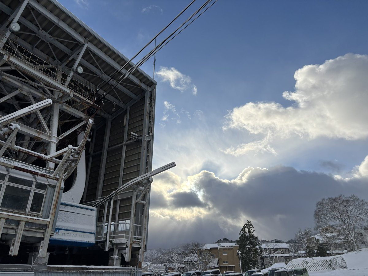 おはようございます⛄️
予報通り昨晩から雪になりました。
風がかなり強く、気温が低かったため、軽い雪はみんな飛ばされてしまったようです。
この後の降雪に期待⛄️
#湯沢高原 #湯沢高原スキー場 #yuzawa  #yuzawakogen #anow