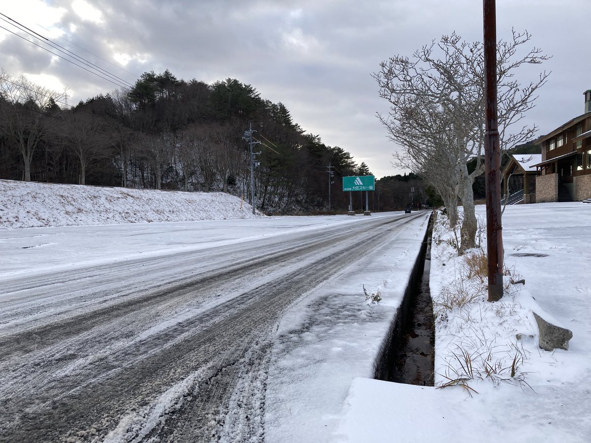 雪路ページ 2025/12/04 8:00頃 -1.8℃ 目の前の道路は、新雪3センチ 準備中です