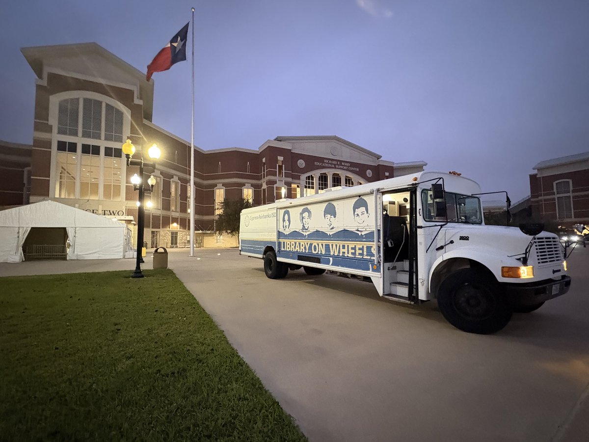CyFairLibraries's tweet image. It’s warm and cozy on the @CyFairISD Mobile Library! Stop by the Mental Health and Wellness Fair until 6:30 tonight to pick up winter reading and fun bookmarks! 📚 🚌❤️