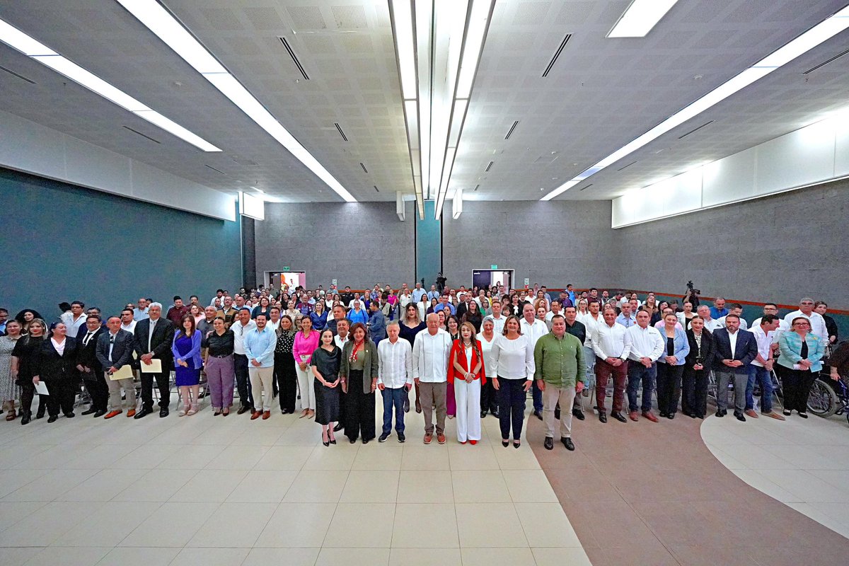 ArturoZaldivarL's tweet photo. Gran jornada en la Audiencia Pública de hoy en La Paz, Baja California Sur.

Gracias al gobernador @VictorCastroCos por su hospitalidad y a todas y todos quienes participaron con tanto entusiasmo en este ejercicio.

La energía de la gente impulsa esta #ReformaElectoral. https://t.co/NK56UGEoRs