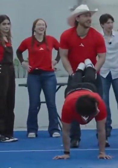 PronoiaA's tweet photo. @mercurista Le encanta darle sus buenos chirlos en el 🍑 a su gatito
Por cierto la cara de las chicas xd🤣🤣
#LaPijamadaViral #AARONATION #AldoViral #AaronMercury #MasAlladelAldo https://t.co/sc7V5vhWIQ