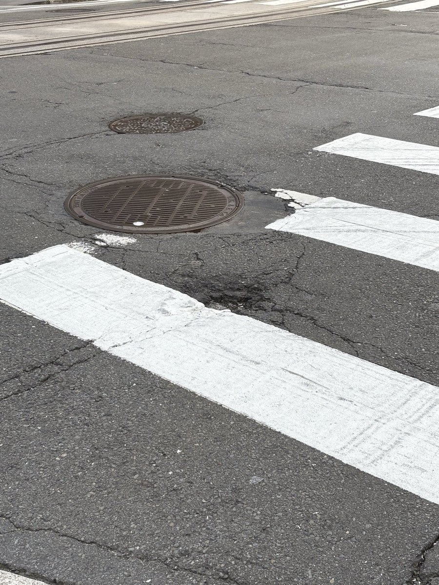 giantsfan228's tweet photo. @SF311 small pothole in north crosswalk of California/Kearny intersection. Almost twisted my ankle when an aggressive car turned in front of me, forcing me to take an unintentional step right into that pothole. https://t.co/RL9Ka83nch