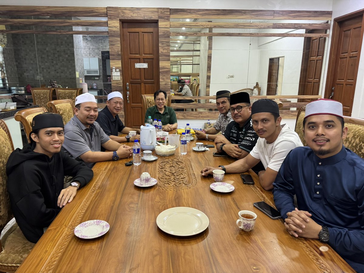 ahmadmaslan's tweet photo. Adik bongsu saya Ustazah Hajah Fauziah beri “pulut kuning PhD”, #NasiAmbang, roti jala. Sarapan pagi di Madrasah Tahfiz Pendita #Madani #MTPM 4/12/25.
Semoga Allah bantu kami di #Tahfiz ini yg saya & isteri Noraini tubuhkan sejak 2016. Percuma utk anak2 B40 & keluarga yg miskin. https://t.co/o9kgYtAqcS