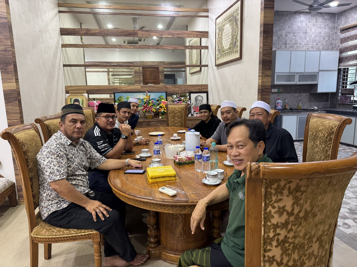 ahmadmaslan's tweet photo. Adik bongsu saya Ustazah Hajah Fauziah beri “pulut kuning PhD”, #NasiAmbang, roti jala. Sarapan pagi di Madrasah Tahfiz Pendita #Madani #MTPM 4/12/25.
Semoga Allah bantu kami di #Tahfiz ini yg saya & isteri Noraini tubuhkan sejak 2016. Percuma utk anak2 B40 & keluarga yg miskin. https://t.co/o9kgYtAqcS