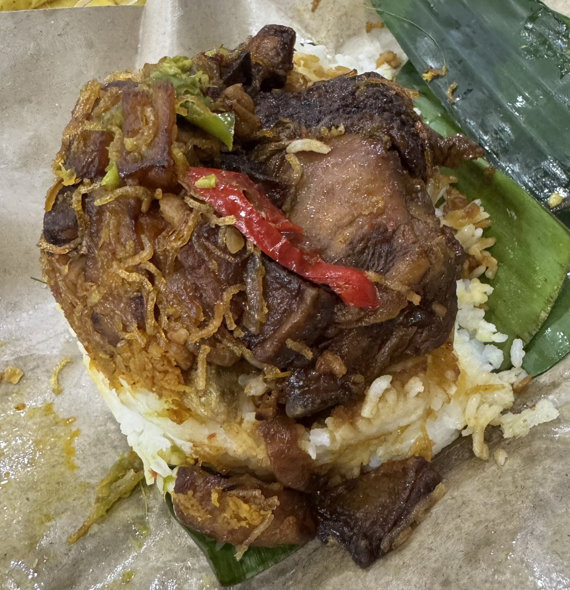 ahmadmaslan's tweet photo. Adik bongsu saya Ustazah Hajah Fauziah beri “pulut kuning PhD”, #NasiAmbang, roti jala. Sarapan pagi di Madrasah Tahfiz Pendita #Madani #MTPM 4/12/25.
Semoga Allah bantu kami di #Tahfiz ini yg saya & isteri Noraini tubuhkan sejak 2016. Percuma utk anak2 B40 & keluarga yg miskin. https://t.co/o9kgYtAqcS