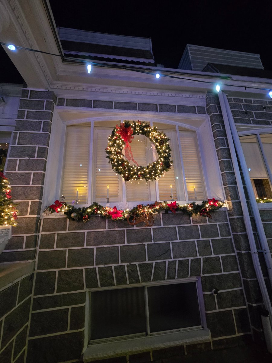 Savannah_0611's tweet image. Passed by this tonight- festive, simple, and lovely. Good night! :)

#WindowsOnWednesday #AlphabetChallenge #WeekWforWindows