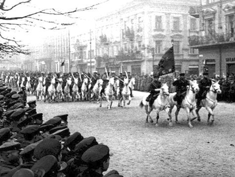 Polonia no olvida que dos semanas después de Alemania, fue la URSS que invadió desde el Este. Mas de un millón deportados, 100,000-300,000 muertos. Por lo menos 30,000 ejecutados.