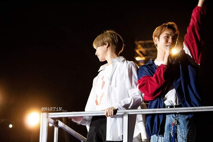 5HINee_Chile's tweet photo. La última vez que vino a Chile estaba tirando pinta con una cortaviento, qué es más chileno que una corta viento????? además de los colores de la bandera
#UncannyValley_InChile
#CHILExKEYLAND
#Keyland_InChile
 #ChileNeedsKeyland https://t.co/s1rWBIJlO0
