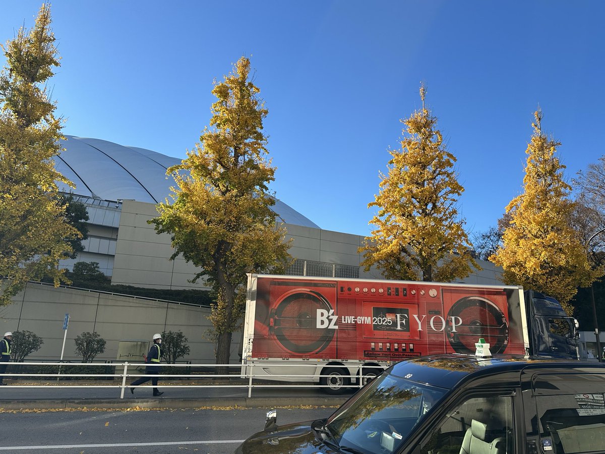 tomorinnpa's tweet photo. Ｂ'zのツアートラックが東京ドームに入りました。
＃Ｂ’z https://t.co/ga87gbQHIM