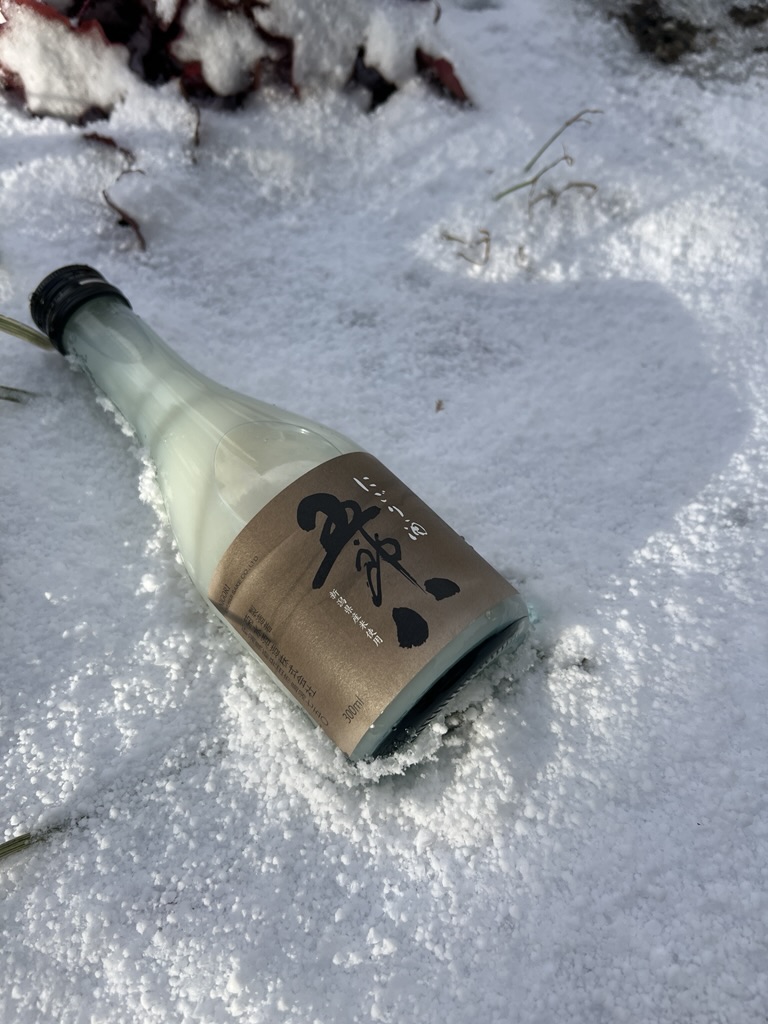 初雪に対して新潟県民が思うことは
「わー雪だあ☃️」ではございません。
「ついにきたか....（臨戦態勢）」です。

#新潟 #菊水 #初雪 #五郎八