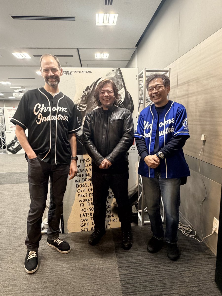 Chromeジャパンの社長とグローバルの社長。

そしてクシタニの革ジャンの下にはChromeのクルーネックシャツ。

バッグはChromeのワルシャワmdで完全に媚びてる僕。