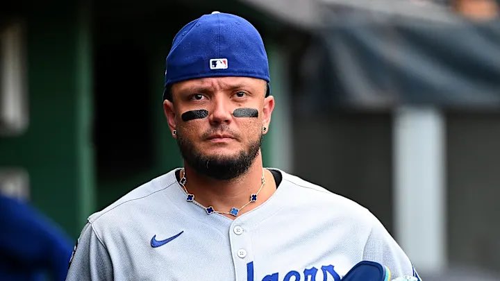 DodgersNation's tweet image. BREAKING: The Dodgers have re-signed Miguel Rojas for the 2026 season on a 1-year deal 🚨

WELCOME BACK, HERO!

Via @JonHeyman