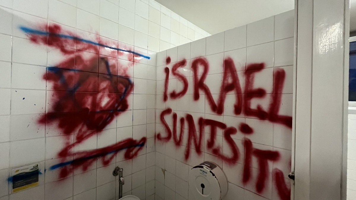 Leioatik's tweet photo. 📢| Margoketa sionistak agertu dira Leioako kanpusean. Honen aurrean IASeko kideek erantzun bat eman dute Israelgo estatu terrorista seinalatuz eta Palestinaren askapen bidean estatu genozidaren suntsipena aldarrikatuz. https://t.co/iR00YHkzkD