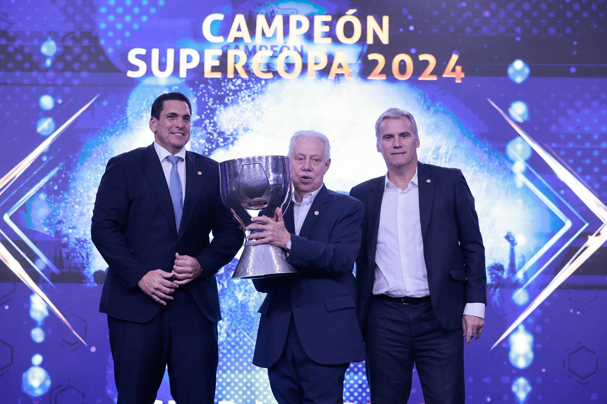 ¡La #FinalDeCampeones 2024 fue para el Gumarelo 🏆!

El conjunto de <a href="/Libertad_Guma/">Club Libertad</a> fue reconocido en los #PremiosDePrimeraAPF ⭐ tras consagrarse en la #SupercopaAPF 2024.

¡Felicitaciones!