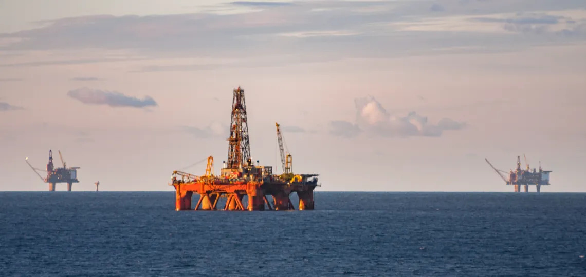 EnergyNewsPro's tweet image. Shell et Equinor finalisent la création d’Adura, premier producteur indépendant en mer du Nord: La coentreprise Adura regroupe les actifs offshore britanniques de Shell et Equinor, devenant le principal producteur… dlvr.it/TPcdv2 #Shell #Equinor #Adura #Energie #Pétrole