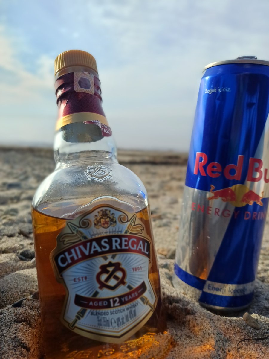amandasinem's tweet photo. boğulmadığına herkesi ikna etmişsin, deniz hariç...
#RedBull
#chivasregal
#yenikararlar https://t.co/Wbv9pRgwdC