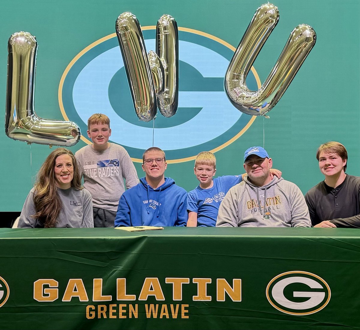 BrintRussell19's tweet photo. So proud of @anderson_brock9 signing today!  Long time coming for him.  Graduating early and enrolling in the Spring.  Today was a good day. https://t.co/c5wLNs54YG