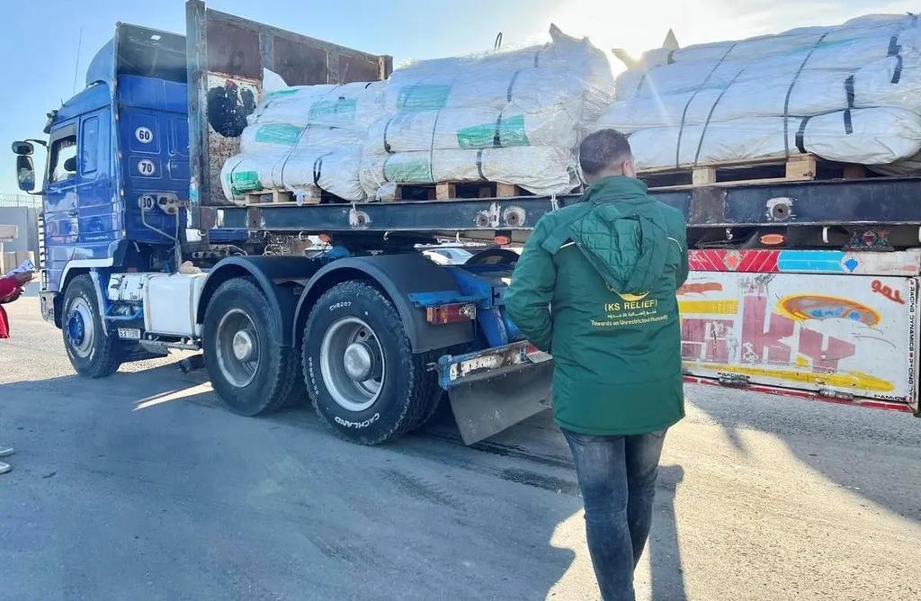 جسر من المساعدات الإنسانية السعودية سيدخل غزة خلال ساعات .. دفعة جديدة من مركز الملك سلمان للإغاثة والأعمال الإنسانية تتضمن كمية كبيرة من الخيام تعبر منفذ رفح الحدودي متجهة إلى منفذ كرم أبو سالم جنوب شرق غزة 🇸🇦❤️