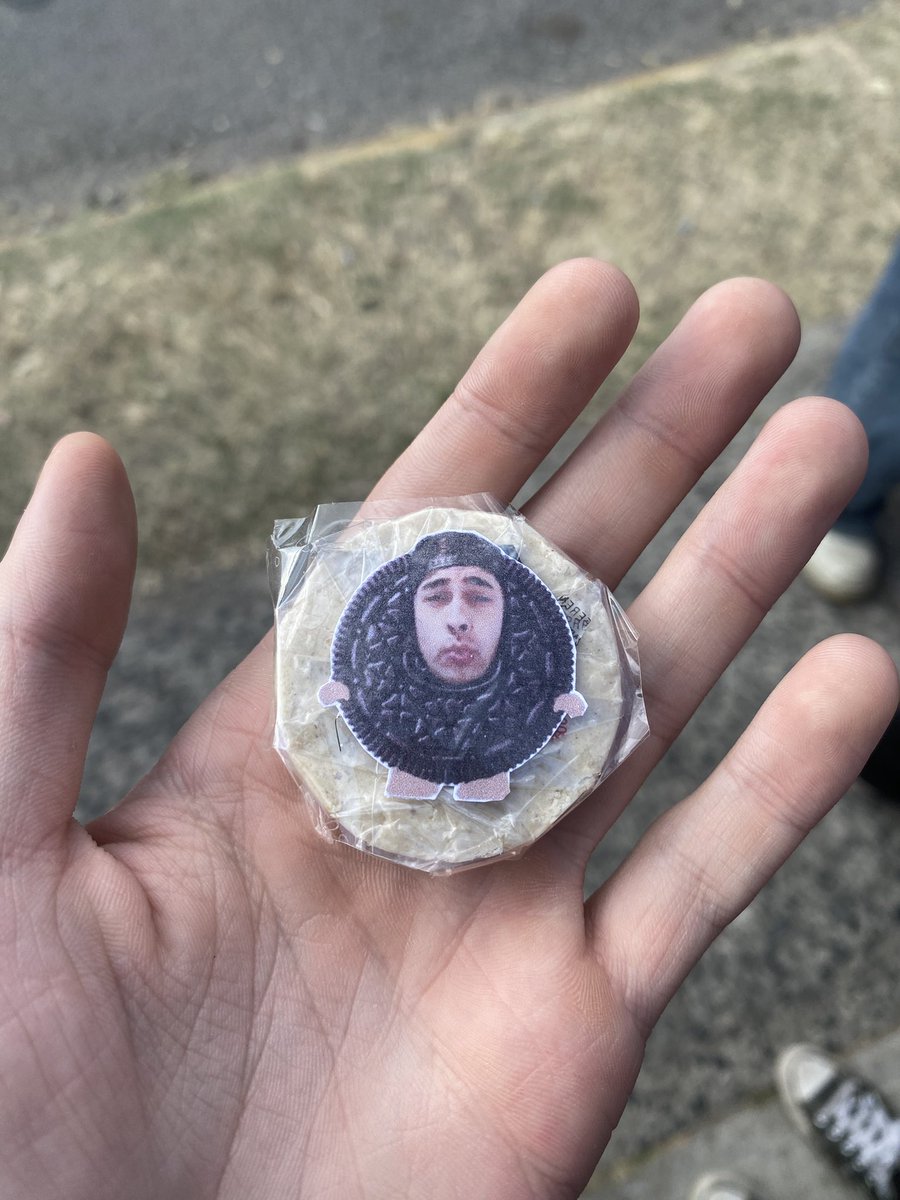 blabloni's tweet photo. vine a guadalajara a ver a mi banda favorita y me regalaron esto JAJAJA😭 https://t.co/6F96PaPu1j