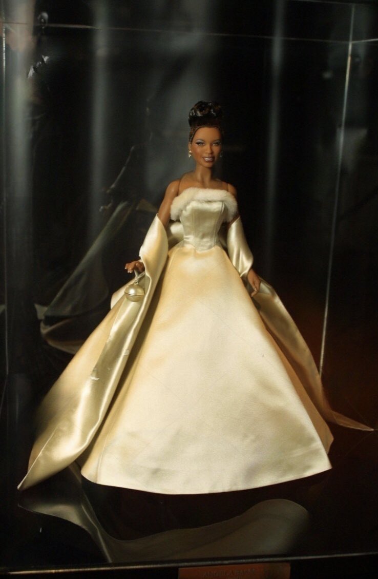 In case you're wondering, yes it is the event she wore this regal gown to 😍 and here's some more lore for you:

Mattel actually created a of-a-kind doll of Angela Bassett based on her look at that event for their Dream Halloween 2001 collection. It was auctioned for $24k.
