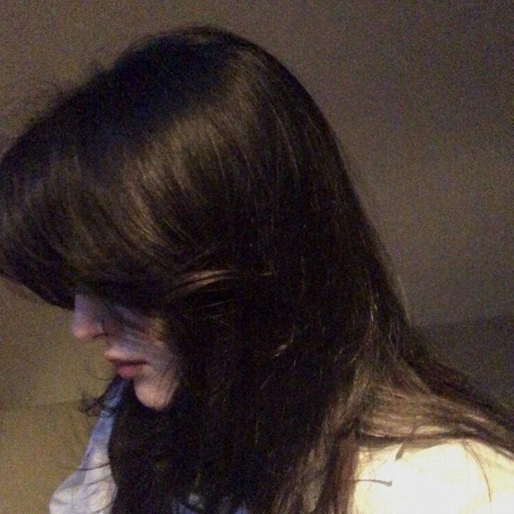 بين الهوامش يمشي الشعور بخطوات خفيفة ويتعلم الصّمت كيف يقول نصف الكلام، وفي الإنتظار تهتز نبضة ويهتز معها ظل حاول أن يهرُب من قلق اللّحظة، كُل شيء هُناك خفيف ومُتعب وقريب من القلب بطريقة لا تُفسّر ..