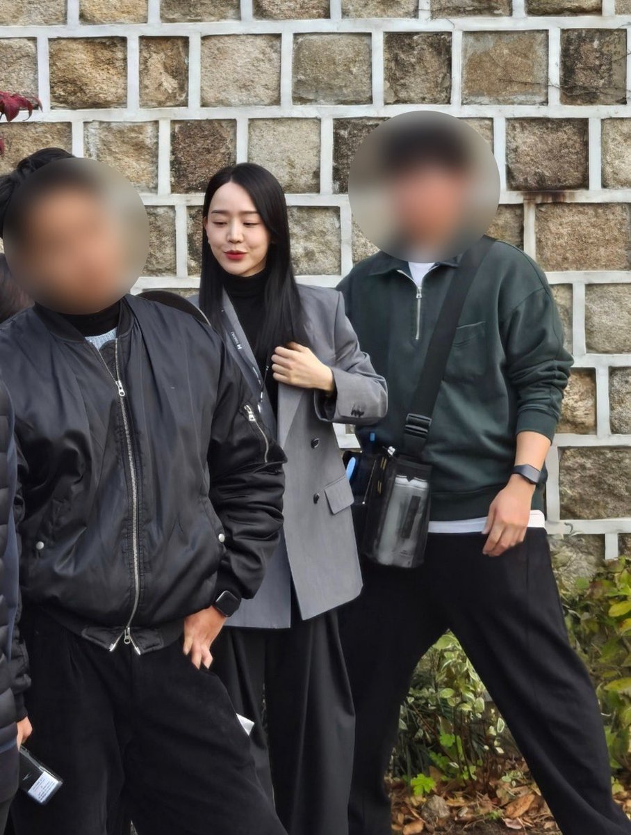 녜선 이름 검색하다가 블로그에서 사진 줍 
스탭 얼굴은 내가 가림 
주인아 실장님 빨리 보고싶다