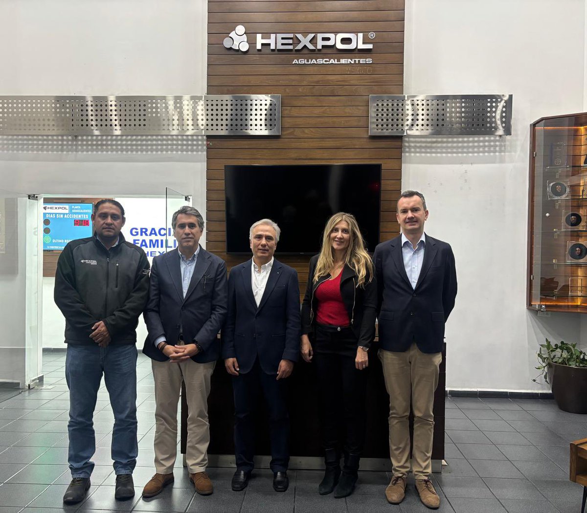 UEenMexico's tweet photo. En #Aguascalientes, el Embajador @FAndreUE visitó la empresa alemana Balluff y la empresa sueca Hexpol Compunding, reconocidas por su innovación en tecnología y automatización, así como por su fuerza laboral altamente calificada.
🇪🇺🇩🇪🇸🇪🤝🇲🇽 https://t.co/FuA9FCsWh8