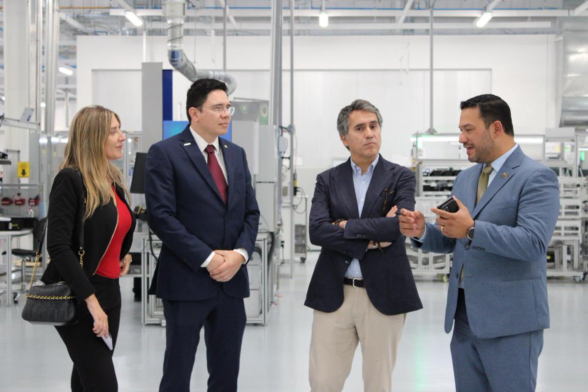 UEenMexico's tweet photo. En #Aguascalientes, el Embajador @FAndreUE visitó la empresa alemana Balluff y la empresa sueca Hexpol Compunding, reconocidas por su innovación en tecnología y automatización, así como por su fuerza laboral altamente calificada.
🇪🇺🇩🇪🇸🇪🤝🇲🇽 https://t.co/FuA9FCsWh8