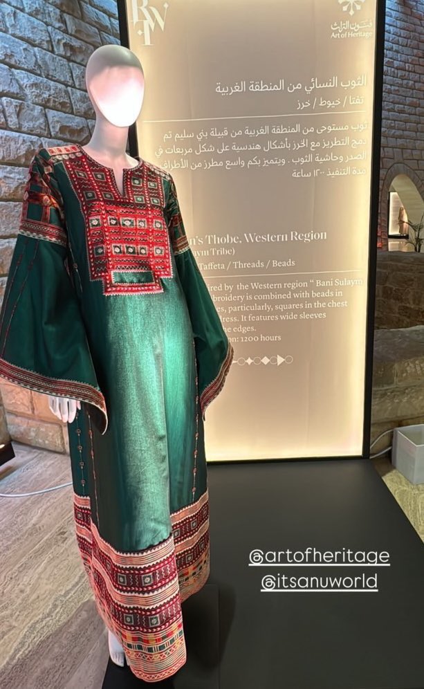 1uli1l's tweet photo. @immarui من أجمل ثياب الحجاز ✨♥️

يقول شاعر من بني سليم في قصيدة قبل ١٣٠ عام:
 
"ولا رديت في ناسفة الاجعاد"
"مسبِّلة (الثياب النافحية)" https://t.co/aynBce0154