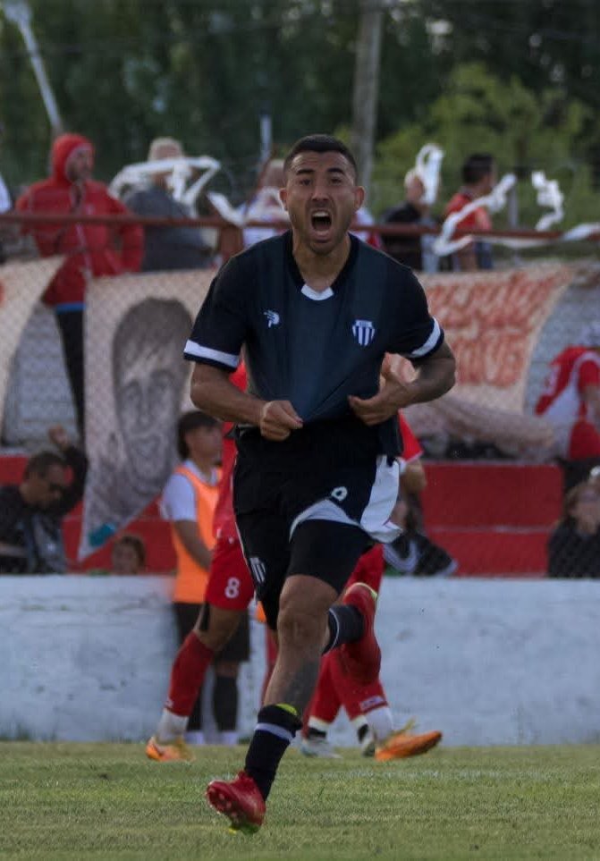 Enrique Narvay:

⚽ Con su gol ante Huracán llegó a los 15 goles en 103 partidos en Liniers.

⬆️ Sube posiciones en la tabla histórica y ahora se ubica en el puesto 101