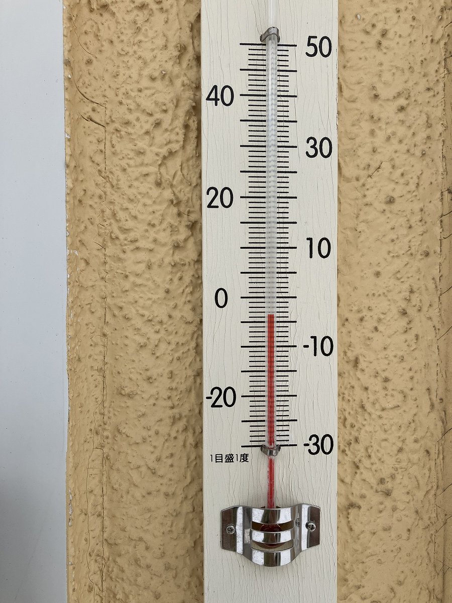 cosine_com's tweet image. 「雪景色の中で灯りを待つ朝。明日は“キャンドルライトナイト”です」
わくわく様です。
今朝も、出社前に車の雪をはらいながらのスタート
旭川らしい柔らかな雪が静かに積もり、10cmを超えたら除雪を、除雪業者さんにもお願いしています。
白い雪景色の中に、コサインの黄色
x.gd/BP7mR