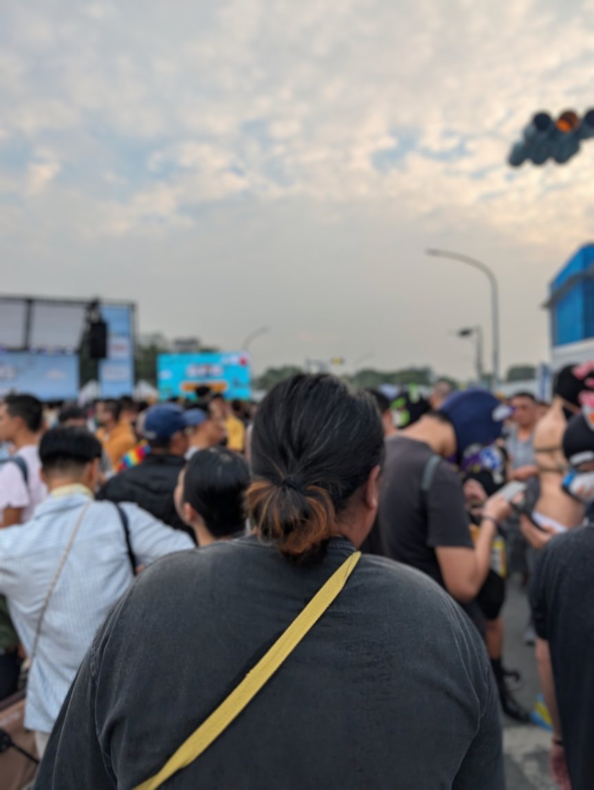 突然想到禮拜六遊行
在捷運站閘門口
.
前面路人婆婆：
欸啊今天是有什麼活動嗎？人好多喔~
.
右邊路人：
喔喔有集會遊行喔！
.
前面路人婆婆：
哦哦哦原來是集會遊行！
.
好喜歡這個問答！！😍