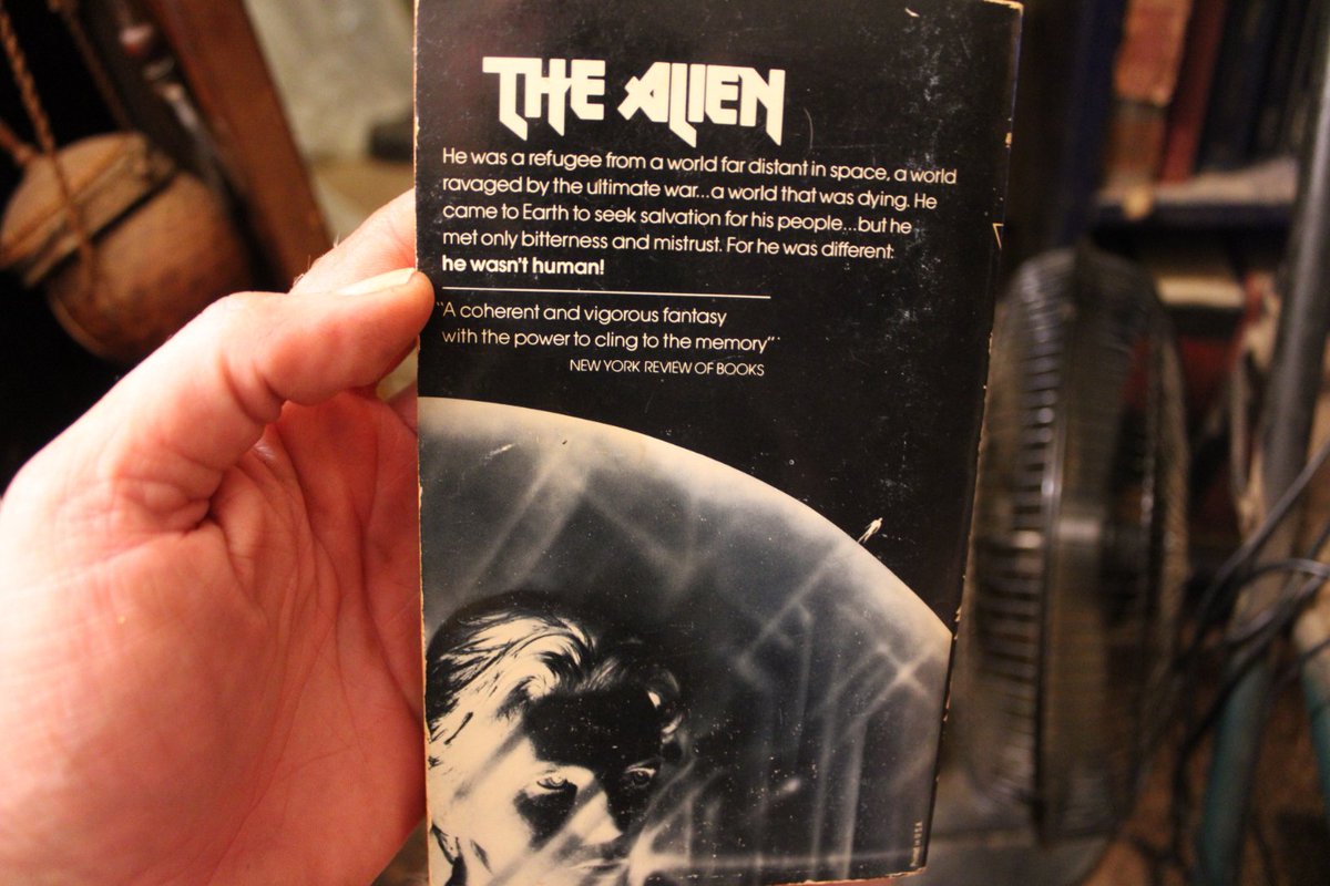 docsanderson's tweet image. #FederalOfficer #Vendetta #SpidersFromMars #DiscJockey #Disney #ABC #GMA @esa @kyledavidwx @Ginger_Zee Many People have forgotten David was a #SciFi #MovieStar @Nature @NatureFutures another 1 of my First Editions Maggie, David Was &quot;The Man Who Fell to Earth&quot; #rarebooks Mwah Lee