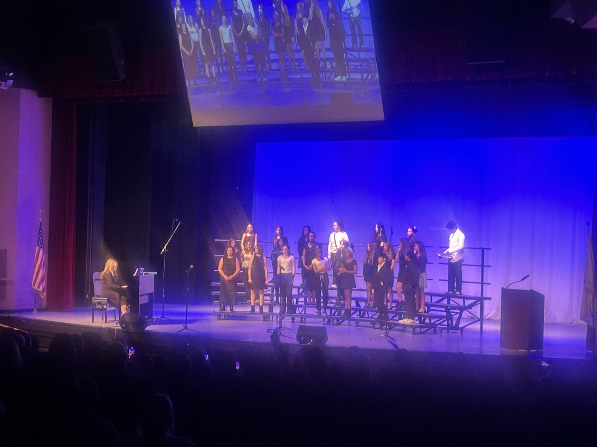 HMS_Cougars's tweet photo. Members of our HMS Chorus getting our families &amp; school community in the holiday spirit! So much talent on the stage tonight at Harrington Middle School! @Principal_DBES https://t.co/1ojdiaK0My
