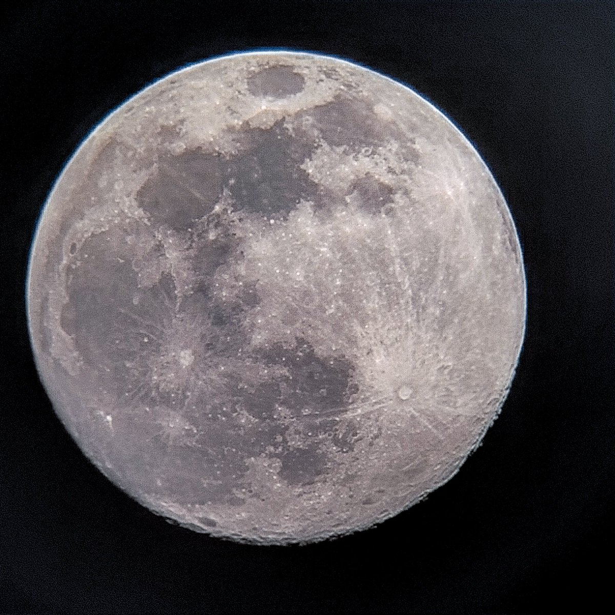 Ya salieron a ver la Luna?
Luna gibosa creciente 99% de iluminación
Telescopio Quasar
Montura AZ
D76mm
F700mm
Ocular 20mm
Fotografía Honor X8b
Editada en Lightroom

#moon #luna #minatitlan #coatzacoalcos #cosoleacaque #veracruz #astromina #sociedadastronomicademinatitlan #SAMin