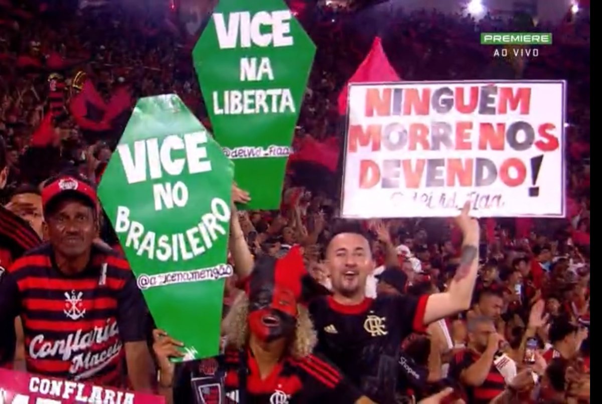 golsdobrasil1's tweet image. 🚨 Provocação da torcida do Flamengo no Maracanã.

📸 Reprodução/Premiere