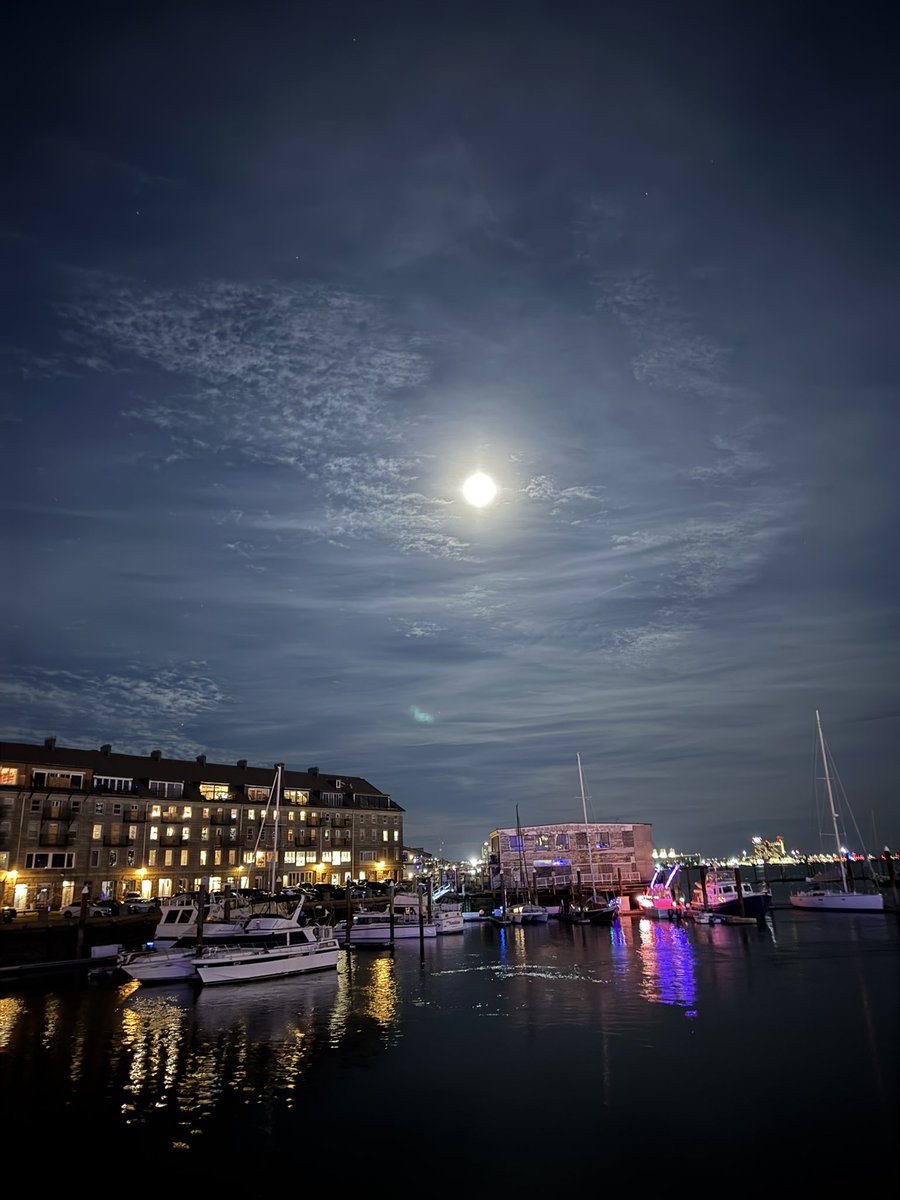 PaulRevereHouse's tweet photo. Getting in the mood for tomorrow’s #ColdSuperMoon - the last #FullMoon of 2025! Happy #WalksOnWednesday &amp; don’t forget to bundle up (at least if you are here in New England this week!) https://t.co/AVgl2jutk0
