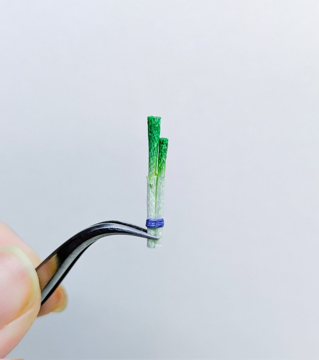 エノキが作ってたら鍋が食べたくなったので、刺繍糸だけで白ネギ作ってみました