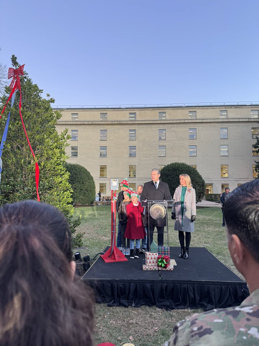 GingerLGaetz's tweet image. .@SecWar &amp;amp; family bring the spirit of Christmas to the Pentagon tree lighting!