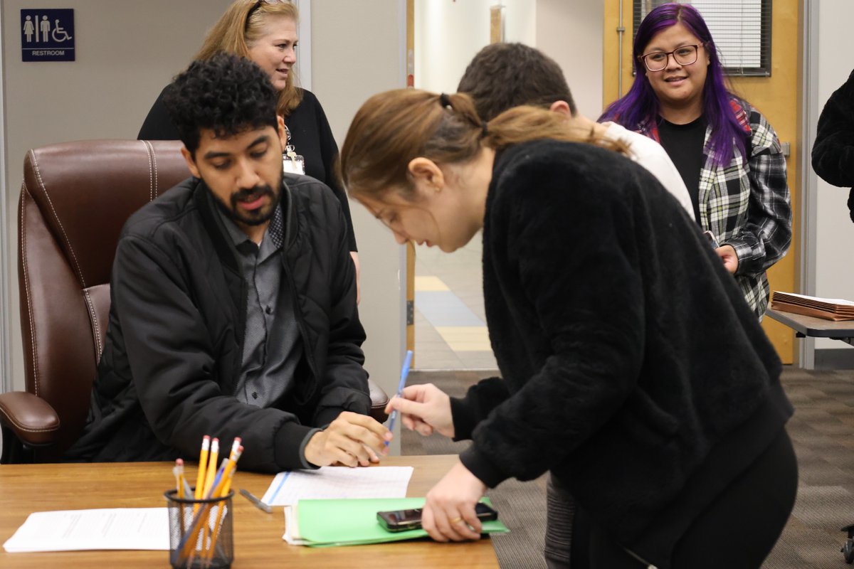Early Childhood Apprenticeship Job Recruitment Session:
✔️Apply on-site using our computer lab
✔️Complete a screening process with our staff
✔️Interview on the spot for the position

Tomorrow is the final session!
🕝 2:00 PM – 4:00 PM
📍 925 Del Paso Blvd., Suite 100, Sacramento