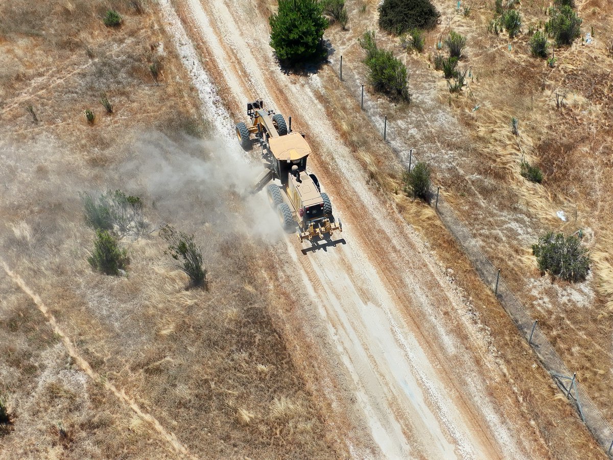 🚜Cerca de 80 km de cortafuegos han construido maquinarias de #CONAF y <a href="/MOPValparaiso/">SeremiMOP Valparaíso</a> para prevenir y mitigar #IncendiosForestales en la Reserva Lago #Peñuelas. 
➡️Autoridades entregaron antecedentes sobre estas faenas, que protegerán a la población y valiosos ecosistemas🌳🍃