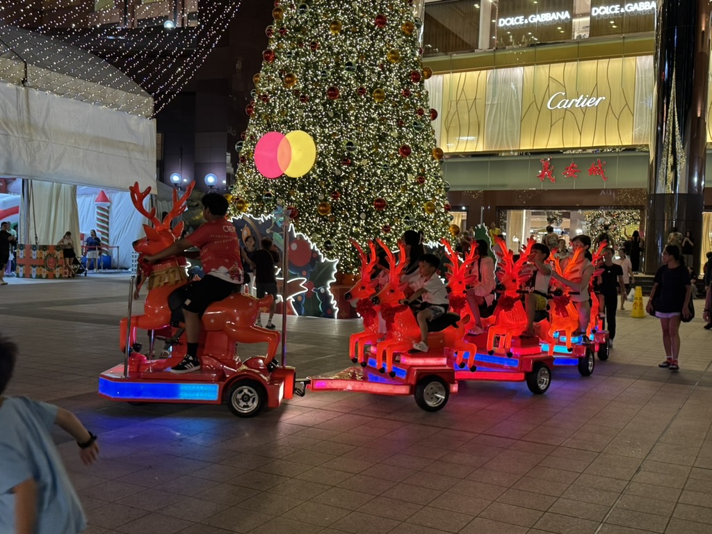 Lighting up Orchard Road is a Singaporean tradition - I loved it as a kid, and I feel like a big kid when mom took me for a walk down Orchard Road last night.
