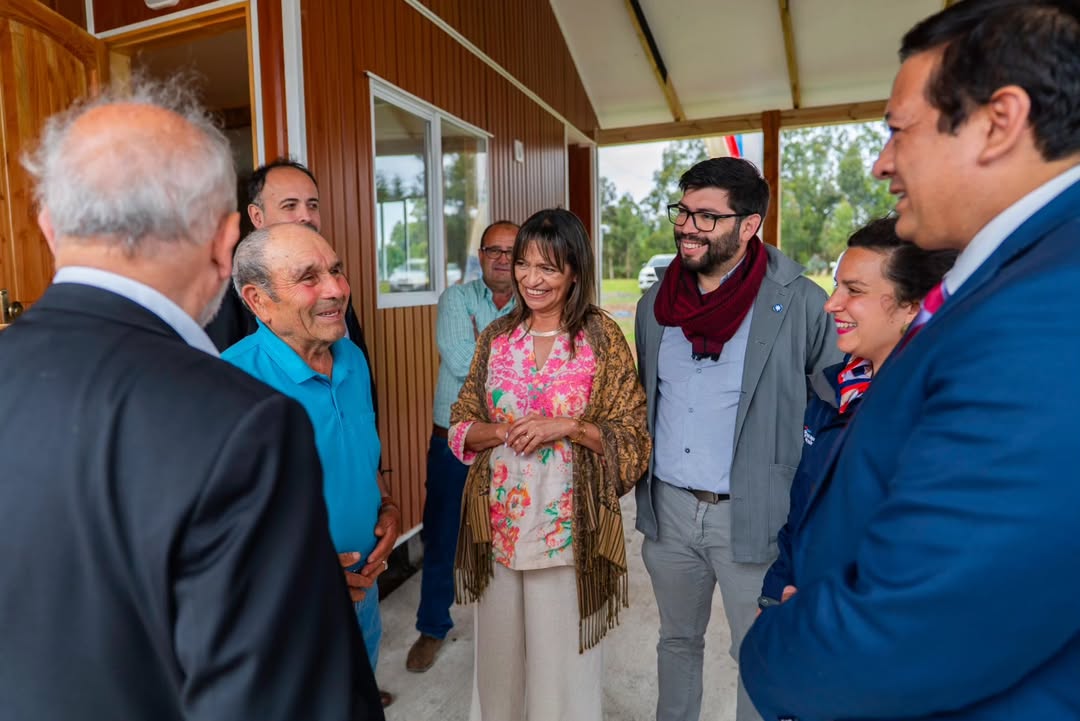 #EPM_INFORMA
#Calbuco
#IslaPoluqui

El Plan Insular está mejorando la vida de las familias

Hasta Isla Puluqui en Calbuco llegó la @dpr_loslagos Paulina Muñoz, junto al ministro de @minvuchile Carlos Montes.👇
facebook.com/share/p/17w8gT…