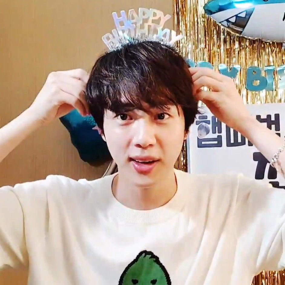 Seven7Galaxies's tweet photo. Happy Birthday Jin!! 🤩💜

#HappyBirthdayJin https://t.co/IxJKSDWOkP