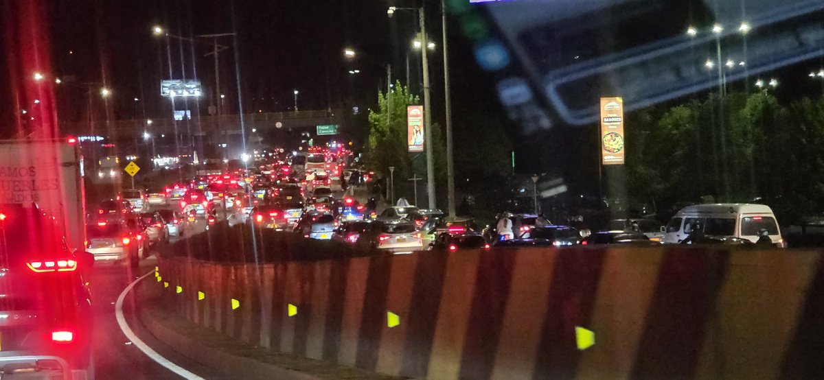 Alcalde <a href="/CarlosFGalan/">Carlos F. Galán</a>, esta es la entrada a la Sabana de Bogotá a esta hora (Chía, Cajicá, Zipaquirá). 90% de las placas que están generando el caos son de <a href="/Bogota/">Alcaldía de Bogotá</a>. ¿Se imagina si el gobernador <a href="/JorgeEmilioRey/">Jorge Emilio Rey Ángel</a> y los alcaldes <a href="/LeoA_Donoso/">Leonardo Donoso Ruiz</a> <a href="/fabiola_jacome/">Fabiola Jacome</a> y <a href="/FabianMRojas/">Fabián Rojas</a> actuaran