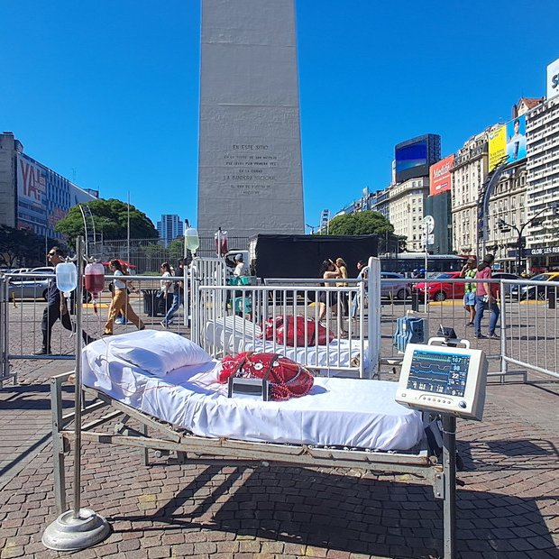 clarincom's tweet photo. INSTALARON CAMAS CON CORAZONES GIGANTES EN EL OBELISCO PARA VISIBILIZAR LA DONACIÓN DE ÓRGANOS

La obra del artista Leandro Sivori generó desconcierto hasta revelar su objetivo: concientizar sobre la urgencia de donar, inspirada en la historia de Eka, la nena de 3 años que murió esperando un corazón.

La instalación busca movilizar al público antes del Día de la Persona Trasplantada. El jueves se sumará un QR explicativo. Hay más de 8.000 adultos y 200 niños en lista de espera. Sivori y familias de trasplantados impulsan mayor visibilización sobre la donación pediátrica.

(+) en Clarín: https://t.co/f4IA2M1G2J