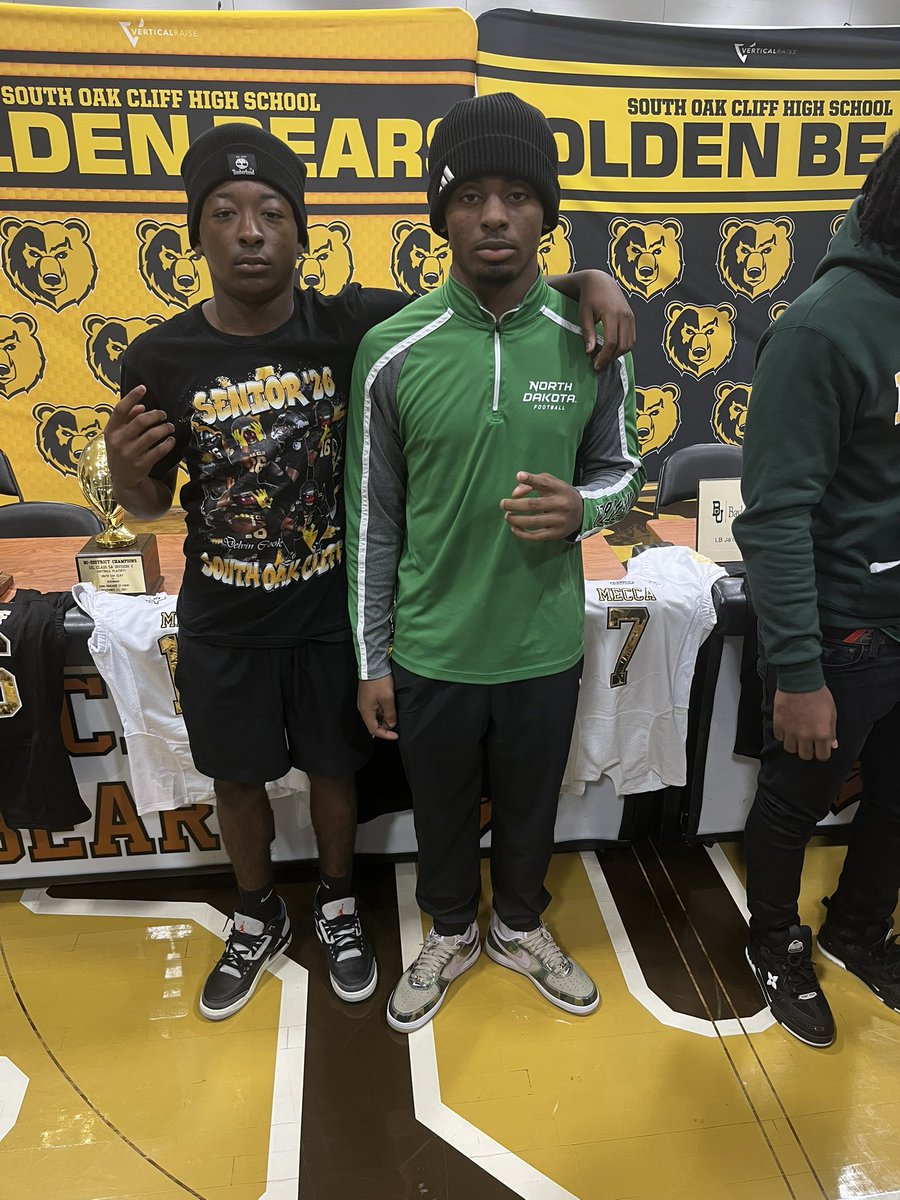 kingupnext_12's tweet photo. Proud of you big bro came a long way following in your footsteps 💚🤍 @Delvin_cook2026 #fightinghawk🦅 https://t.co/Rn3ka9L2BO