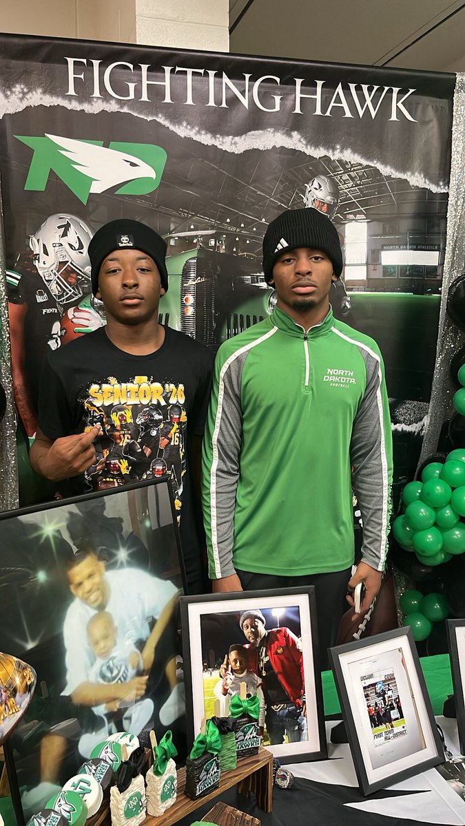kingupnext_12's tweet photo. Proud of you big bro came a long way following in your footsteps 💚🤍 @Delvin_cook2026 #fightinghawk🦅 https://t.co/Rn3ka9L2BO